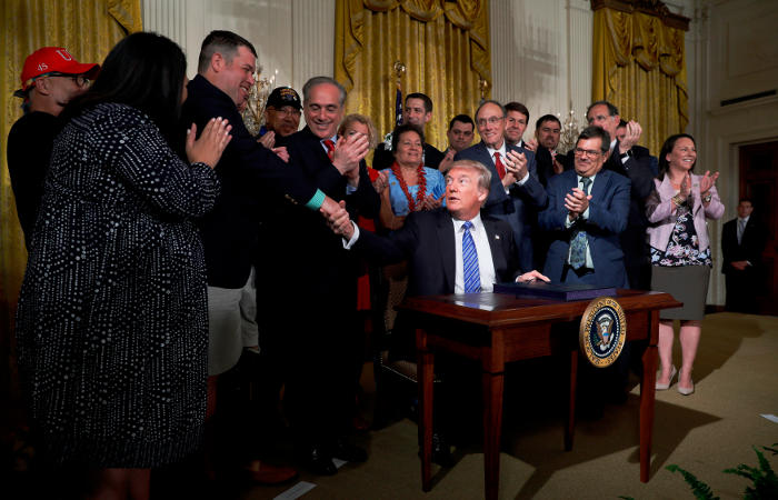 Почти половина опрошенных американцев одобряют работу Трампа на посту президента Почти половина опрошенных американцев одобряют работу Трампа на посту президента